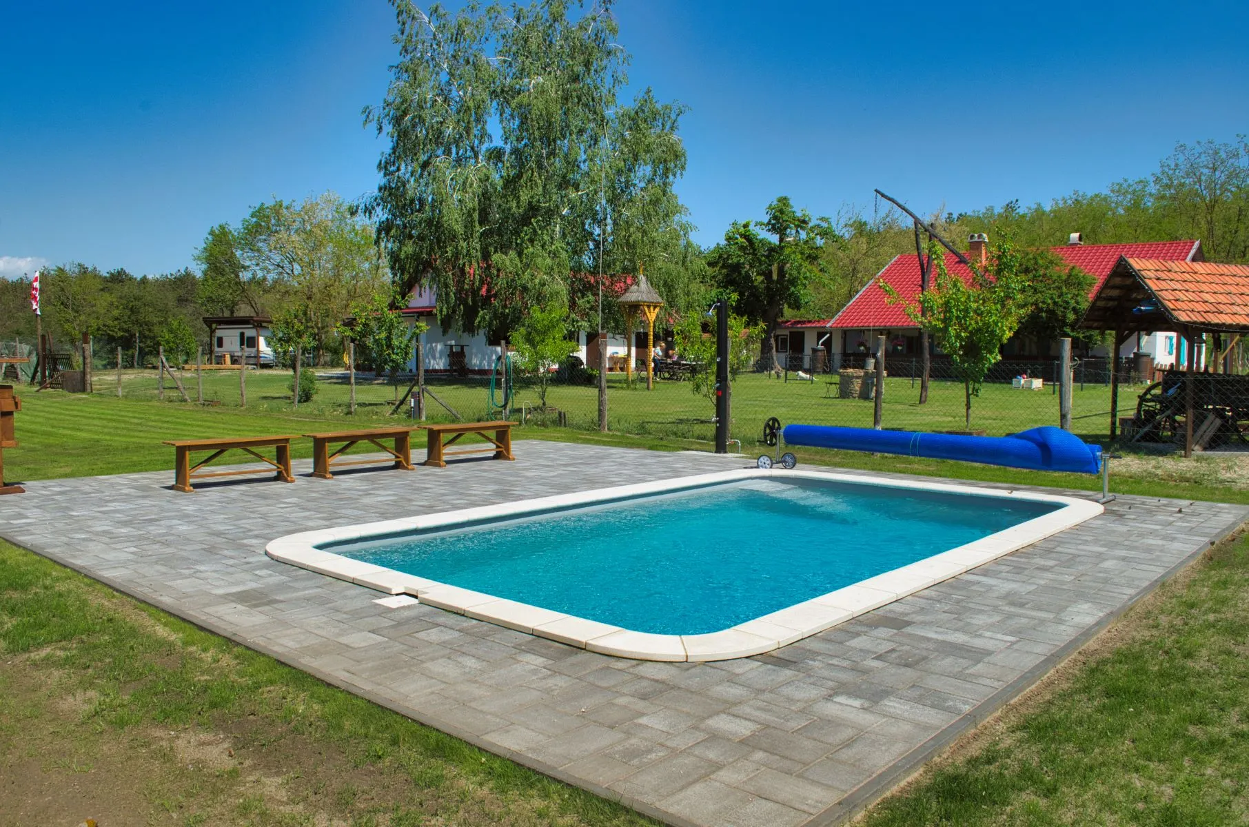 Verfrissend blauw zwemwater op Camperplaats Zsana